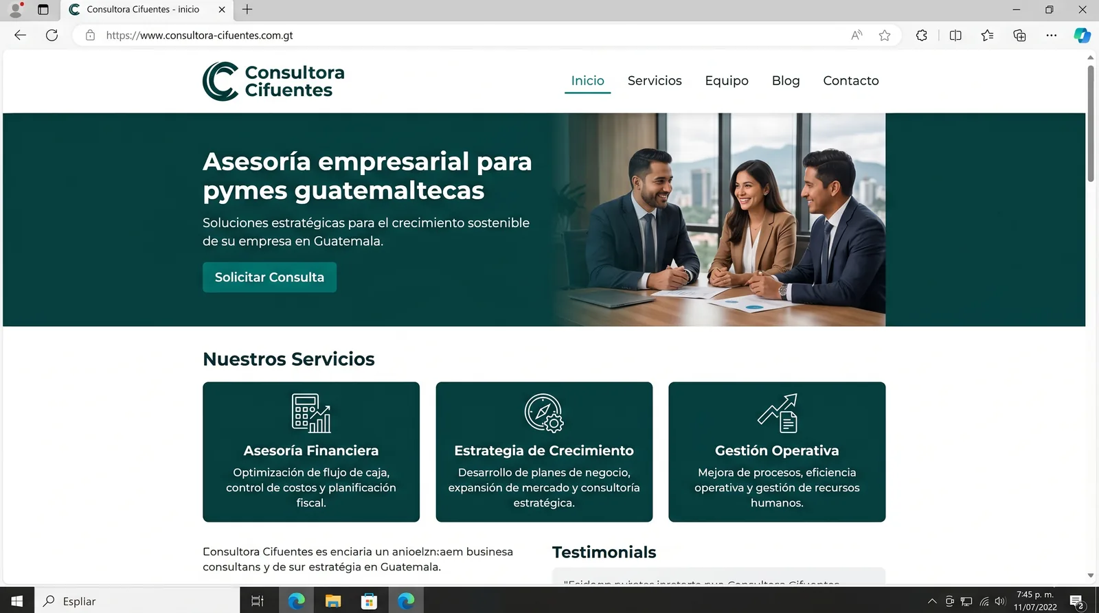 Ejemplo de sitio web de varias páginas para una consultora guatemalteca, mostrado dentro de una ventana de navegador